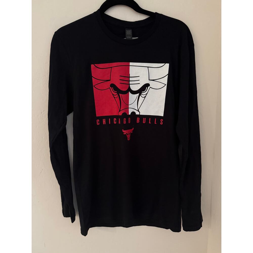 Chicago Bulls Men's NBA Black Long Sleeve Split Face Logo T-Shirt (Small)-NWOT